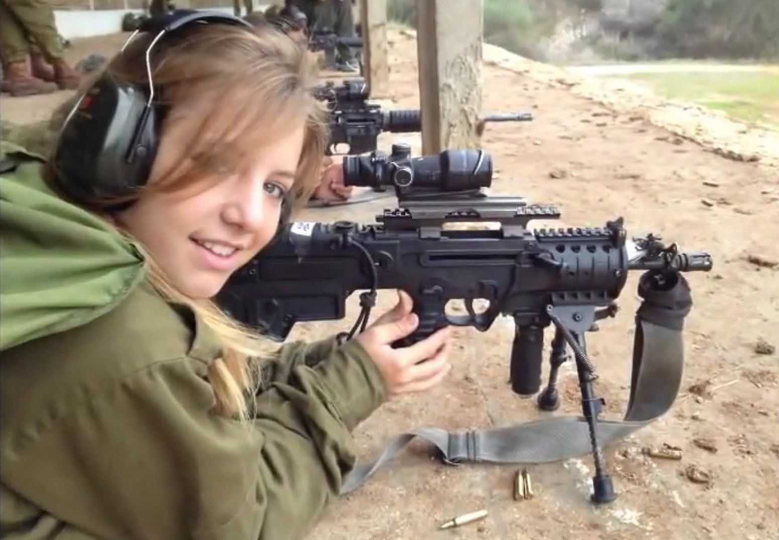 Ảnh: Chán súng Trung Quốc tặng, Philippines quay sang mua súng Israel